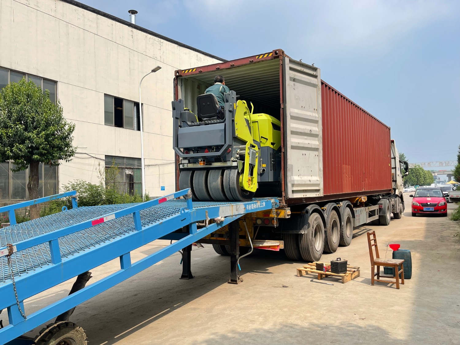 發(fā)往俄羅斯圣彼得堡20臺思拓瑞克雙鋼輪、鋼膠壓路機(jī)裝柜進(jìn)行時(shí)···